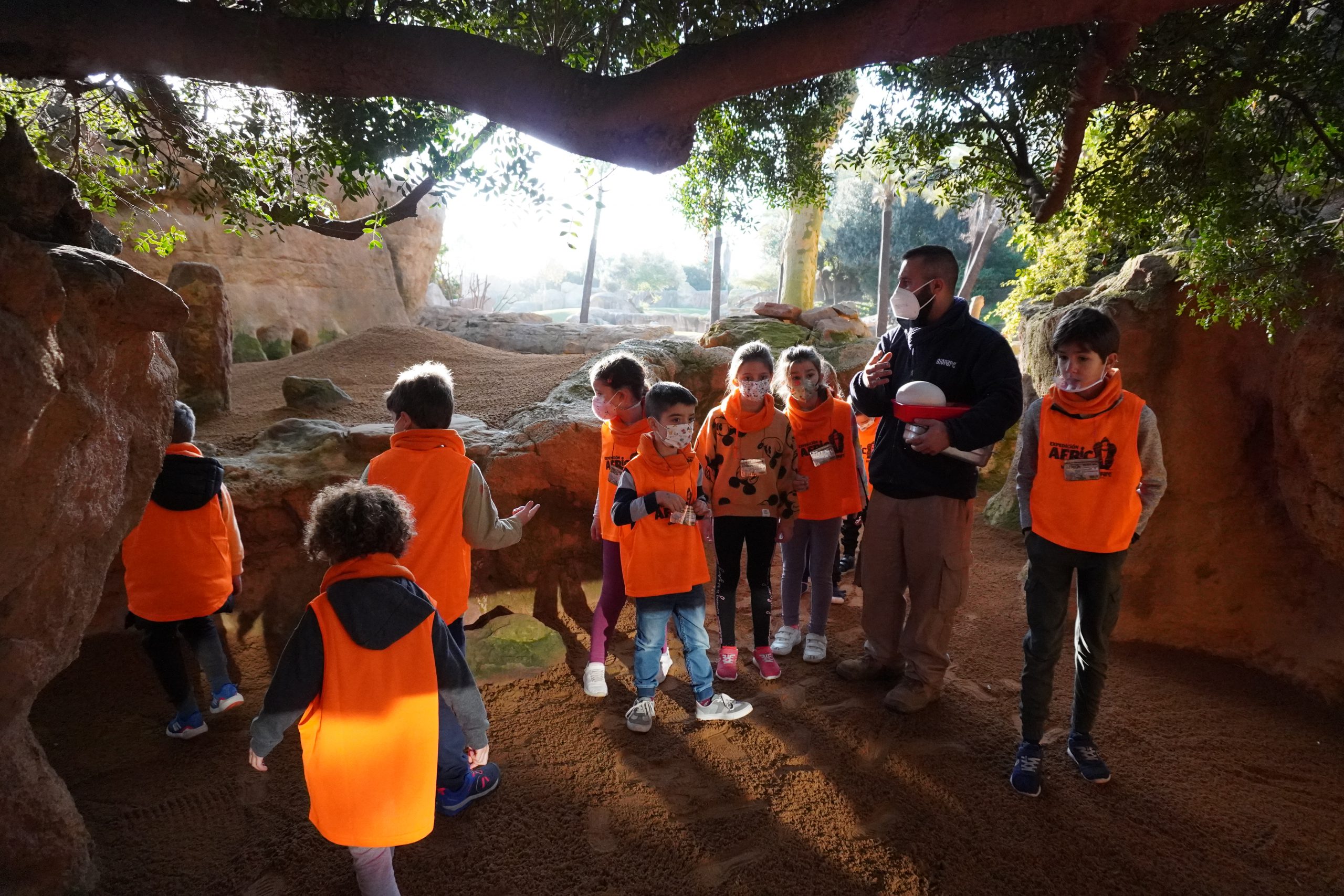 Niños preparan el enriquecimiento de suricatas